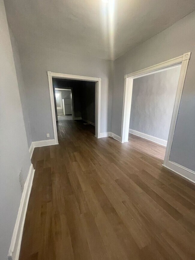 Building Photo - Three Bedroom One Bathroom Ready For ASAP Move In