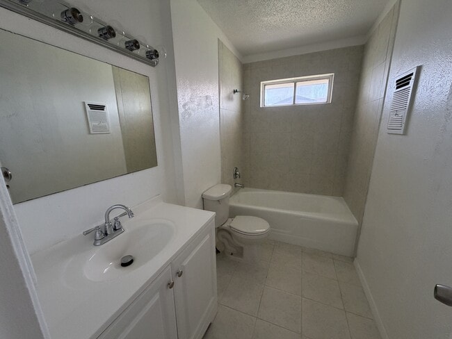 Building Photo - 3020 Lourdes St
