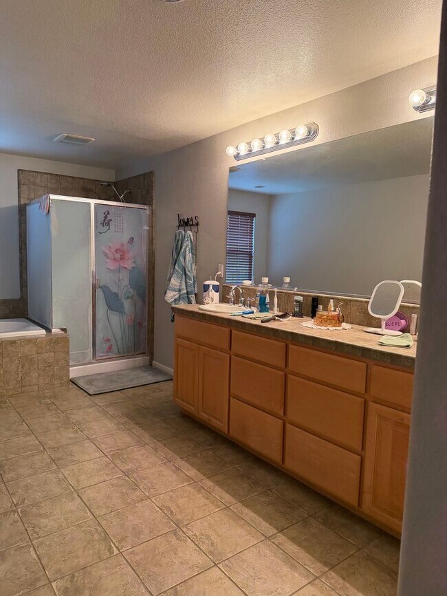 Building Photo - Gorgous 4 bedroom, 3 full bath home with pool