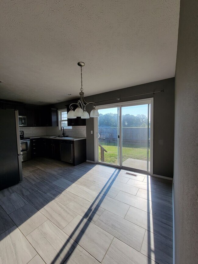 Building Photo - Beautiful & Spacious 3 Bedroom, 2 Bathroom...