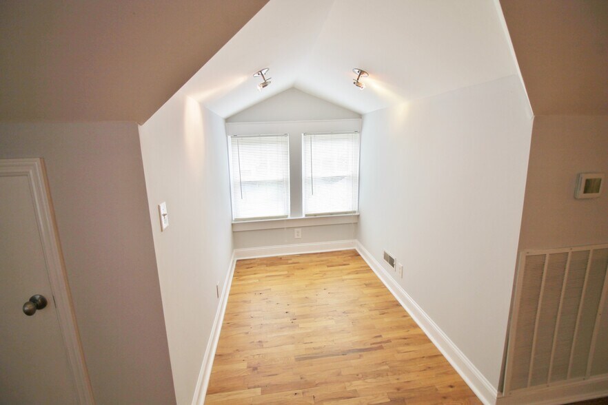 Building Photo - 1711 Villa Pl