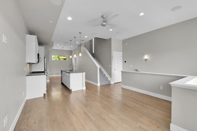Building Photo - $3,295 - 2 Bed/2.5-bathroom Townhome in De...