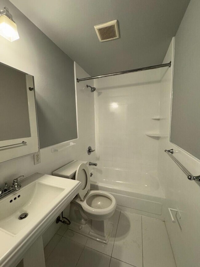 Building Photo - 416 E 13th St