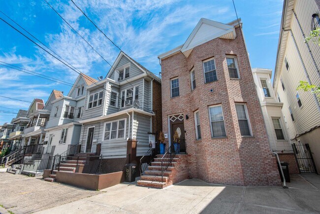 Building Photo - 28 Armstrong Ave