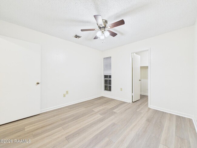 Building Photo - 809 Fox Run Ave