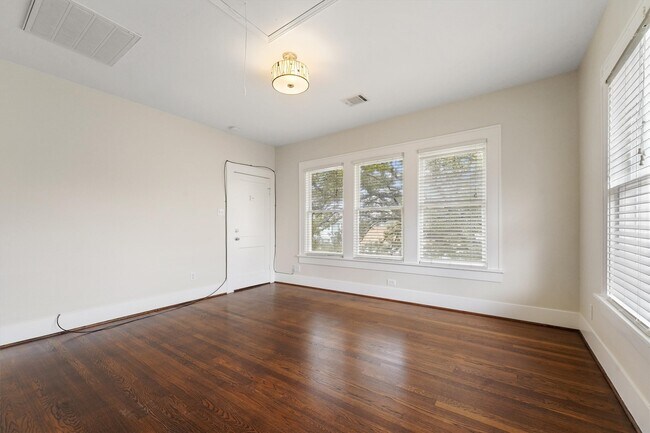 Building Photo - 1135 W Gray St