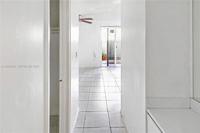 Building Photo - 10000 NW 80th Ct