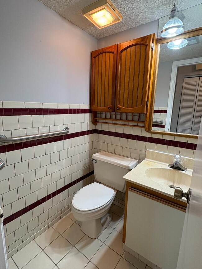 Building Photo - 922 Fairwood Lakes Dr