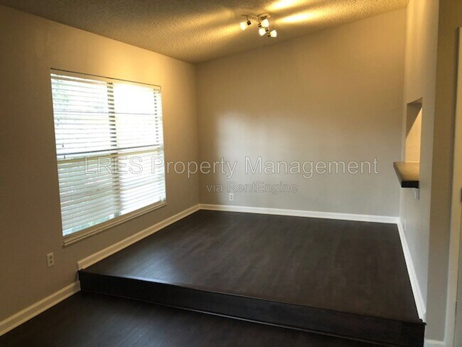 Building Photo - 1406 Northlake Dr