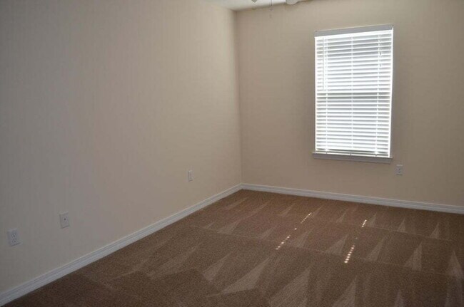 Building Photo - "Charming 3-Bed home with 2.5 Baths in the...