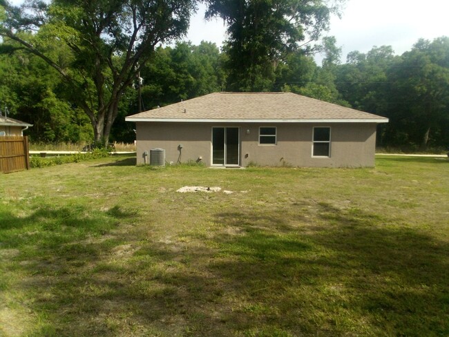 Building Photo - Country home