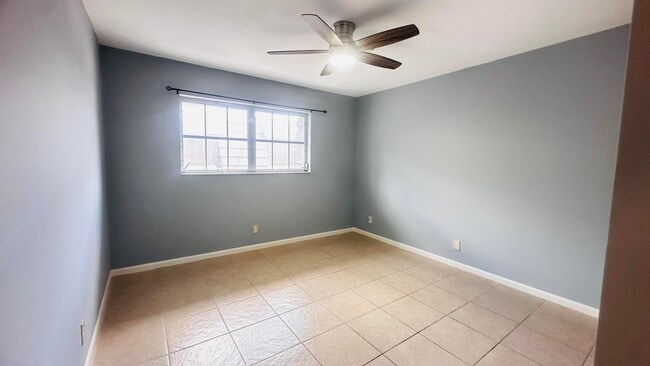 Building Photo - 423 Pine Tree Ct