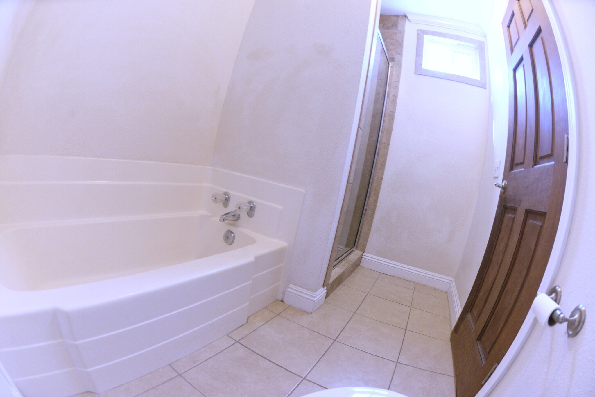 Full sized Tub and Shower Bath with Seperate Entrance - 4705 Kester Ave