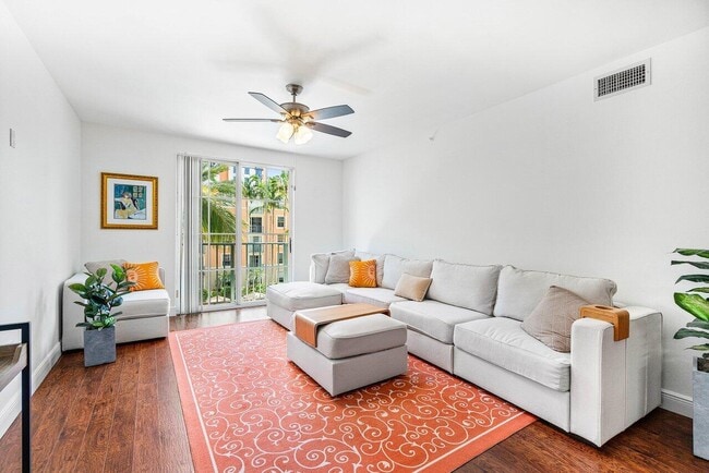 Building Photo - 720 S Sapodilla Ave