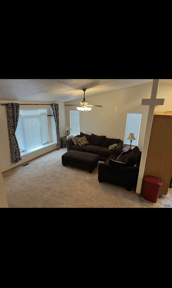 Building Photo - 2914 Hoefer Ave