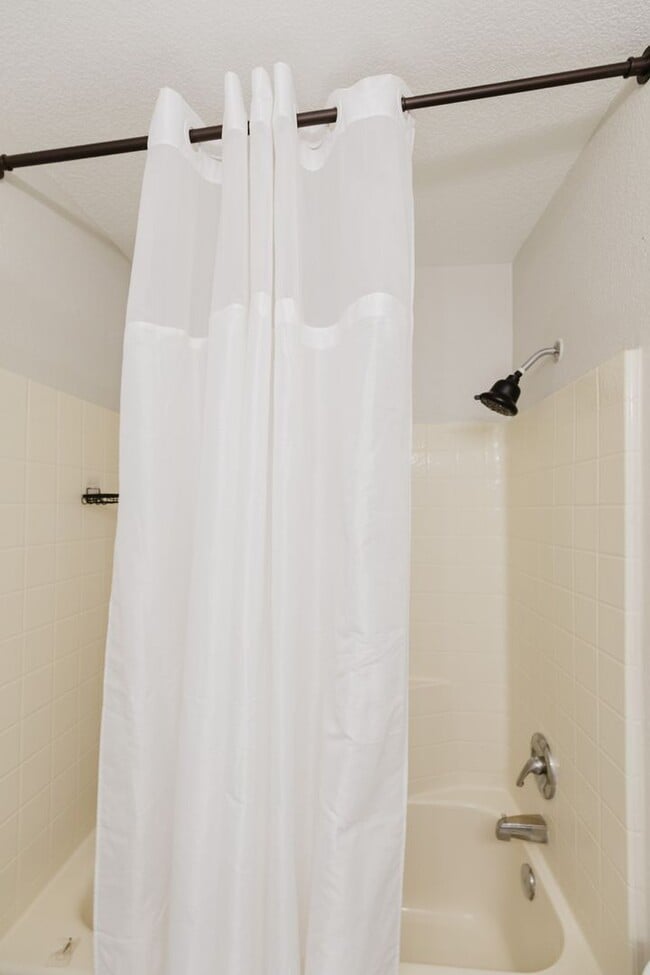 Building Photo - MOVE IN SPECIAL: $500 off the First Month ...