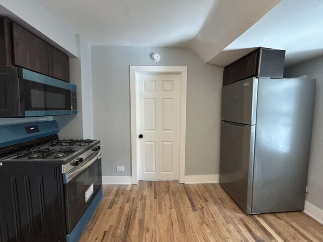 Building Photo - 2 bedroom in Chicago IL 60618
