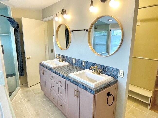 Building Photo - Gorgeous Rose City Park 4 bed Craftsman