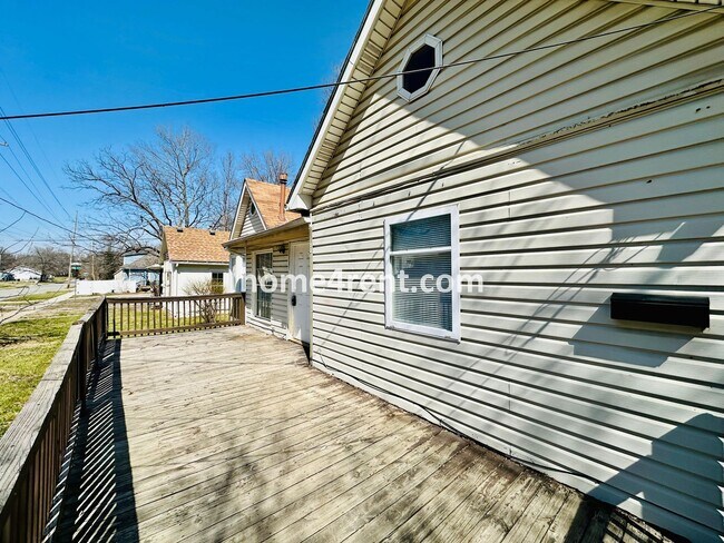 Building Photo - Updated 3 Bed, 2 Bath Ranch Home near Downtown Olathe!