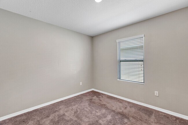 Building Photo - Sunny, Move-In Ready 4-Bed Home in Winter Haven with Modern Finishes and Two-Car Garage