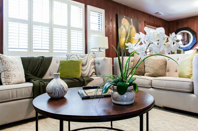 Building Photo - 4061 Lower Roswell Rd