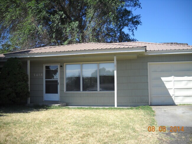 Building Photo - 3BR Home with Large Yard  Steps from Chenowith Elementary