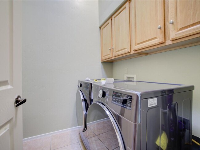 Building Photo - 4 Bedroom 4 Bathroom