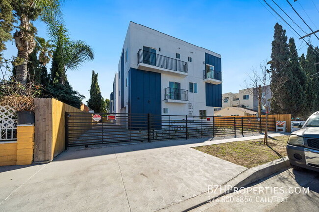 Primary Photo - Brand-New Contemporary Living in Prime Nor...