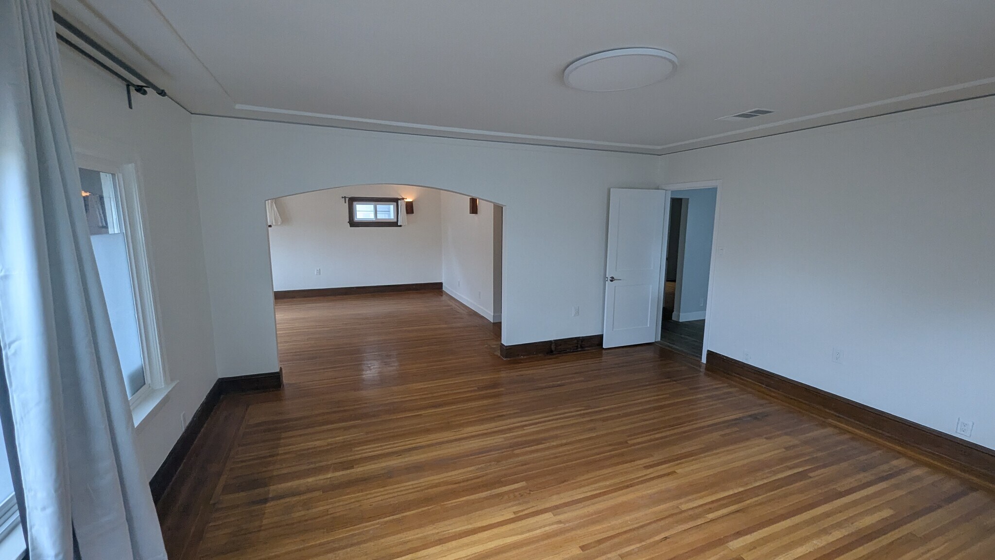Building Photo - 552 45 St