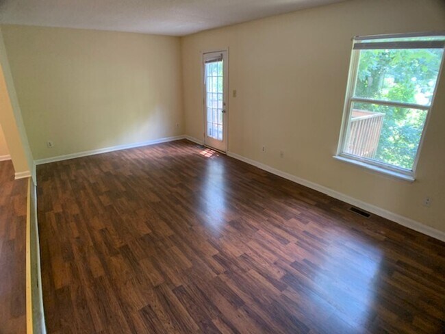 Building Photo - SARA1806