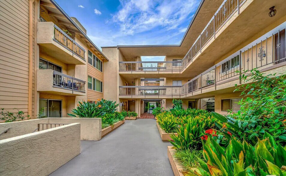 Building Photo - 6151 Canterbury Dr