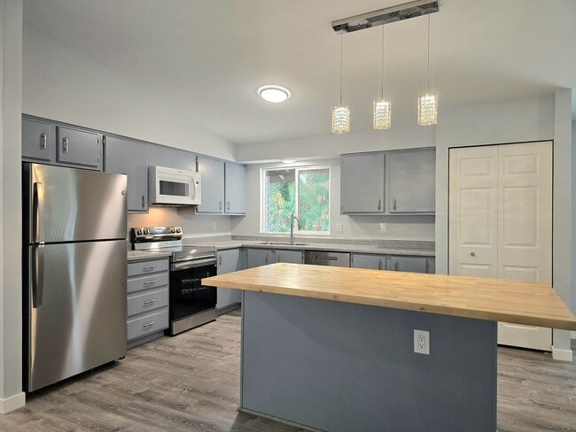 Building Photo - 4 Bedroom 3 Bath in Lake Forest Park