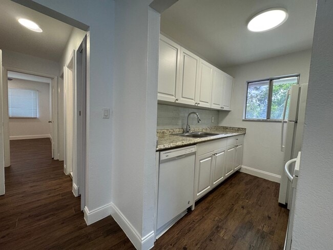 Building Photo - Pet-friendly 2 Bedroom 1 Bath - Easy and L...