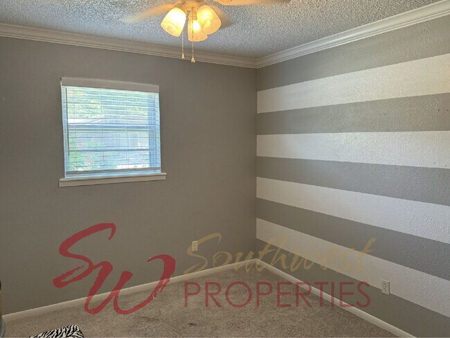 Building Photo - Lovely, spacious home that welcomes you in!