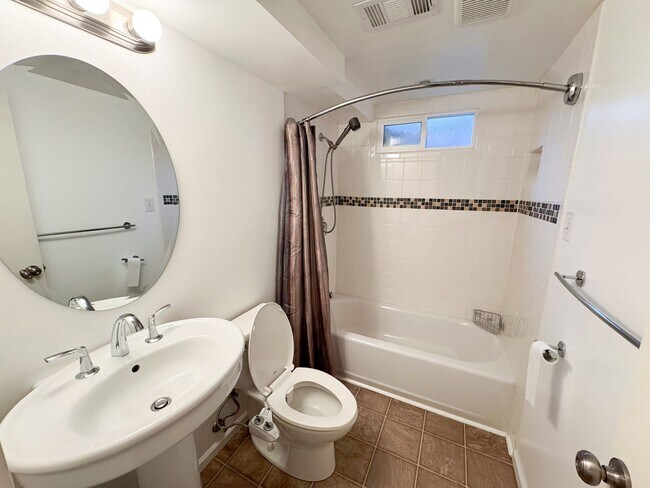 Building Photo - Beautiful 4-Bedroom Home in Arvada – Spaci...