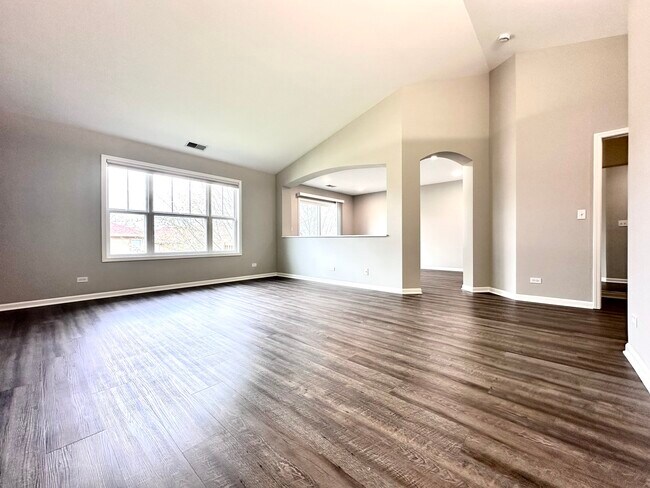 Building Photo - 1875 Crenshaw Cir