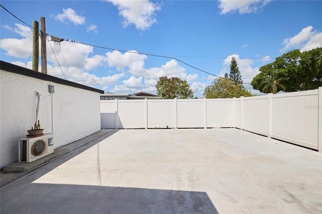 Building Photo - 6804 N Hubert Ave