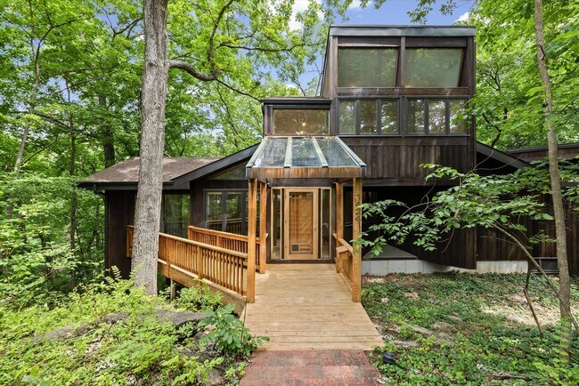 Building Photo - 1424 Bradford Dr