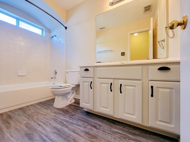 Building Photo - Large 4 Bed, 2.5 Bath Home Perfect for Com...