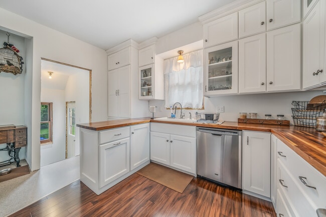 Building Photo - 1436 W Prospect Ave