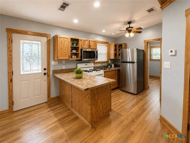 Building Photo - 2050 Tenney Creek Rd