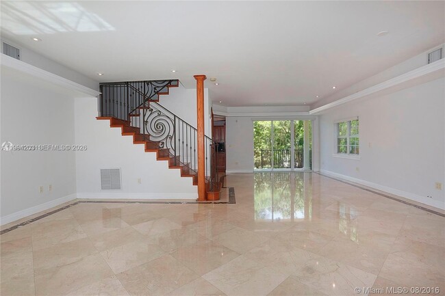 Building Photo - 592 Fernwood Rd