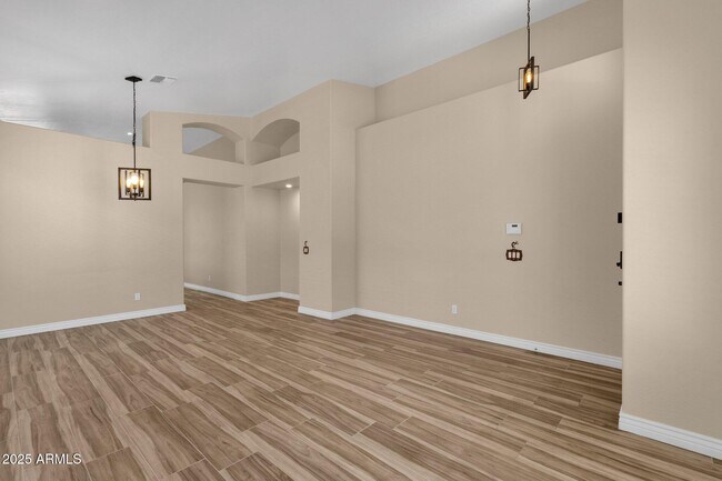 Building Photo - 3261 W Ross Dr