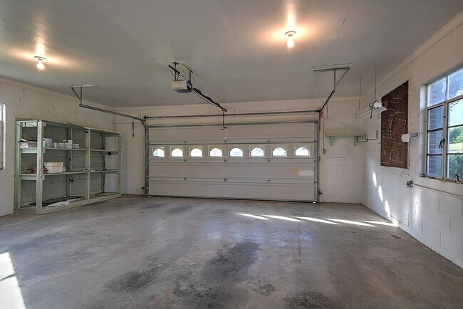 Building Photo - 210 Mt Bethel Rd