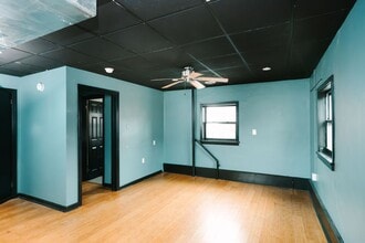 Building Photo - 922 Western Ave