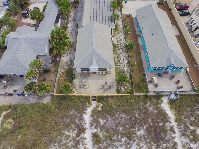 Building Photo - Charming Beach-Front 4bd Home