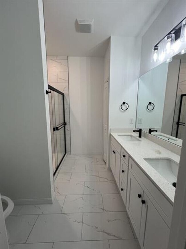 Building Photo - 4214 Santa Barbara Blvd