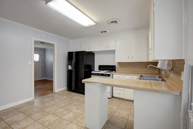 Building Photo - 912 Garver St