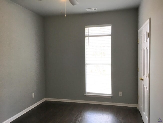 Building Photo - 101 Oldfield Ct