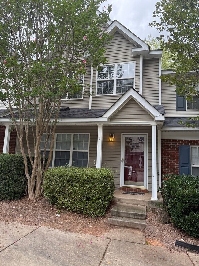 Building Photo - Well Maintained 3 Bedroom Townhome - Neigh...